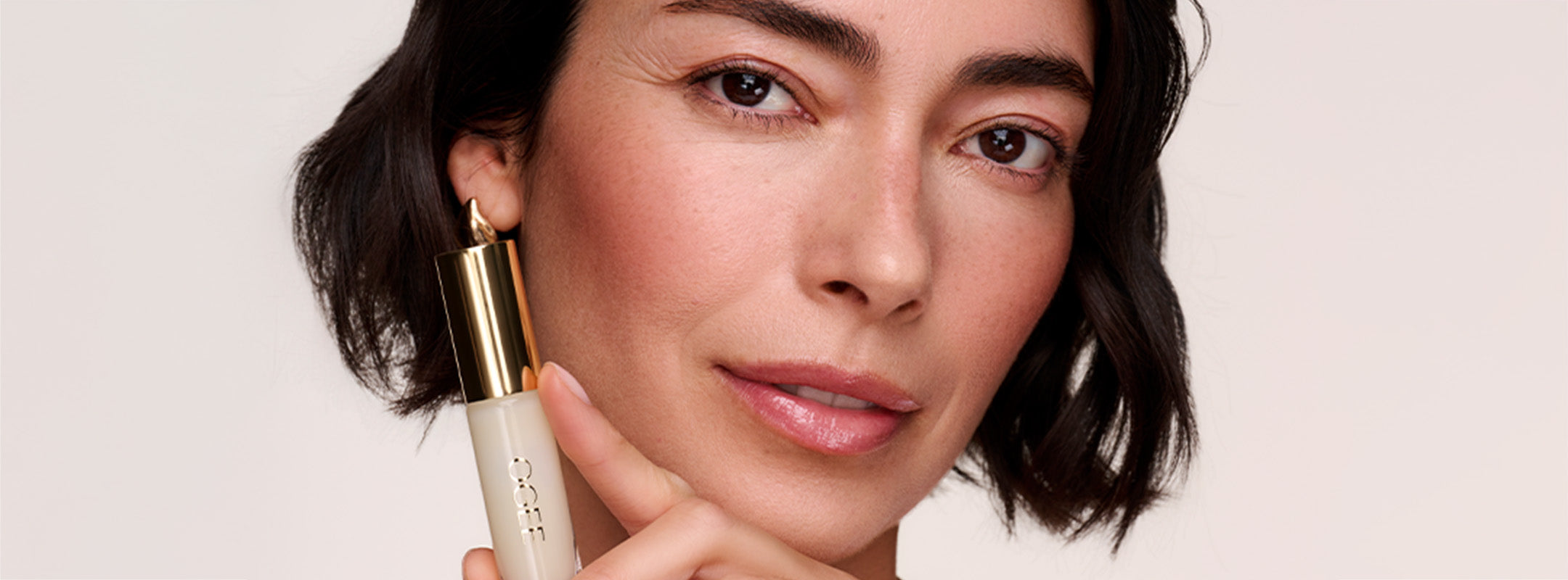 Clear Lip Gloss for A Fresh, Minimal Makeup Look